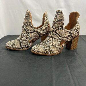 Mata Coffee Snake Viola-1 cut-out side chunky heel booties‎ size 8.5